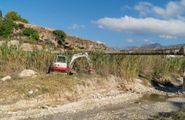 El Ayuntamiento acomete el desbroce y limpieza del río Chíllar