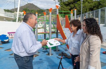 El Ayuntamiento renueva el parque infantil de Maro