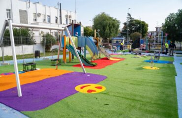 Nerja moderniza el parque infantil “Pediatra Carlos Gallego” de la Avenida Ciudad de Pescia